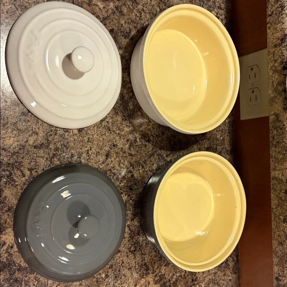 NWT PARINI 2 PC STONEWARE SERVING DISHES, WHITE AND GRAY, WITH LIDS